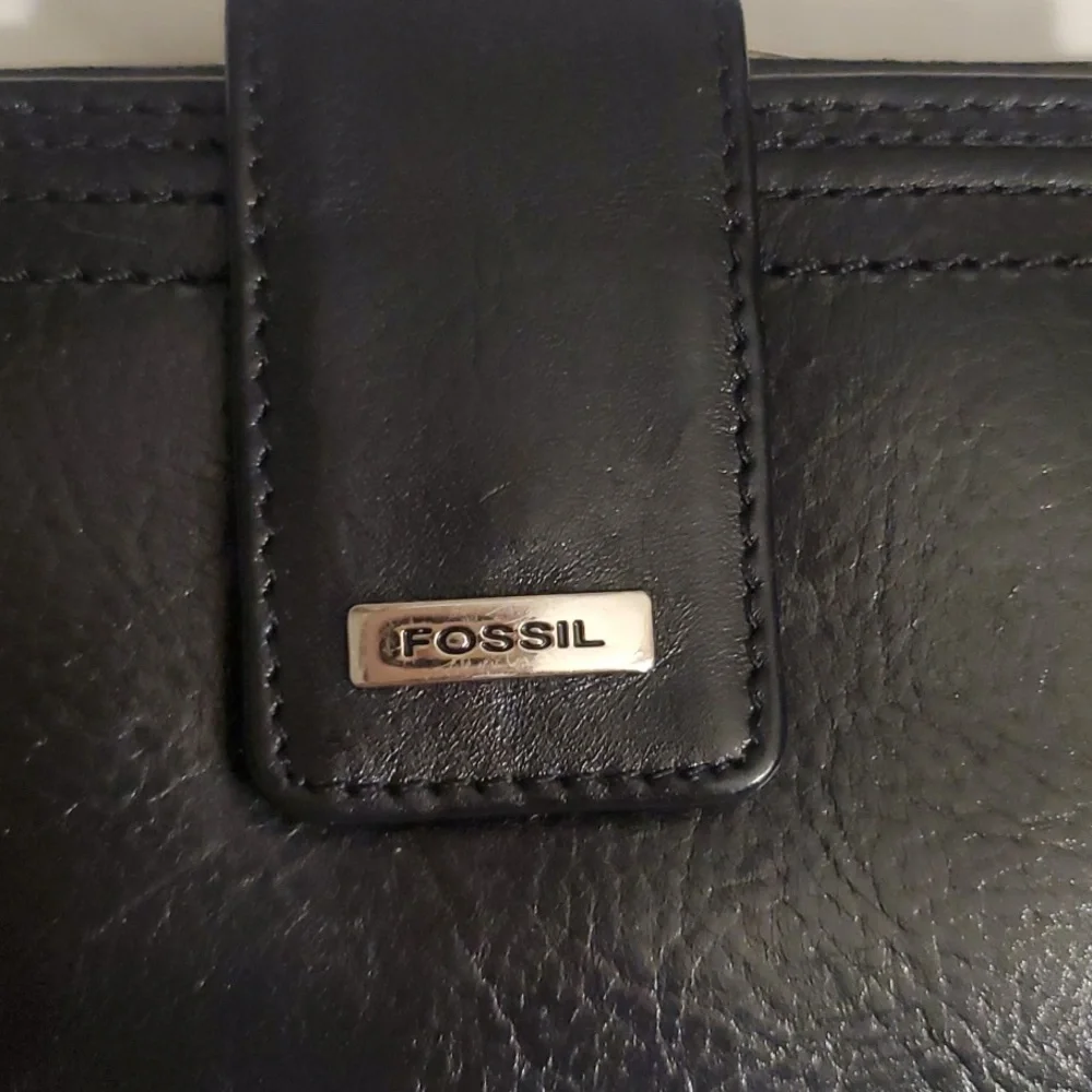 FOSSIL GENUINE LEATHER WALLET - Picture 2 of 14